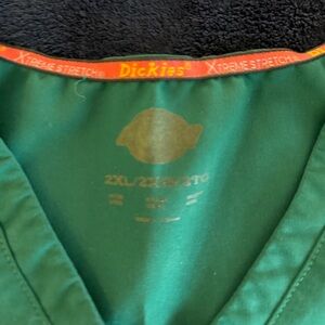 Dickies hunter green scrub set 2X top/XLT pant